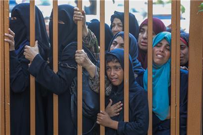 Palästinenser betrauern die Opfer eines israelischen Bombardements vor der Leichenhalle des Nasser-Krankenhauses
