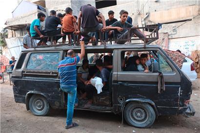 Palästinenser bringen am 21. August 2025 im Al-Schifa-Krankenhaus in Gaza-Stadt einen in ein Leichentuch gehüllten Leichnam, der bei einem israelischen Angriff getötet wurde, zu seiner Beerdigung
