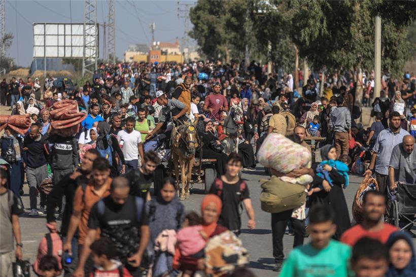 Palästinenser – darunter viele Familien und Kinder – aus Gaza und anderen Teilen des nördlichen Gazastreifens fliehen in Richtung der südlichen Gebiete des Gazastreifens.
