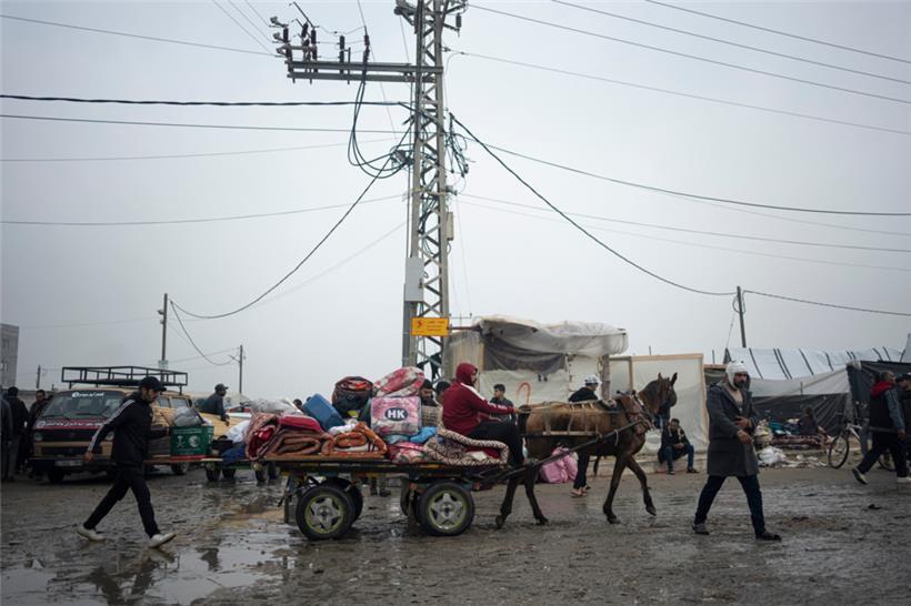 Palästinenser, die durch die israelische Bombardierung des Gazastreifens vertrieben wurden, treffen in einem provisorischen Zeltlager nahe Muwasi ein
