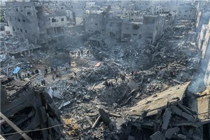 Palästinenser inspizieren die Schäden an Gebäuden, die bei israelischen Luftangriffen getroffen wurden, im Flüchtlingslager Dschabalia im nördlichen Gazastreifen
