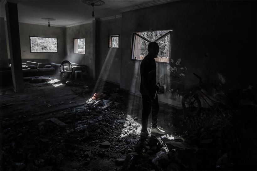 Palästinenser inspizieren die Schäden an einem Haus
