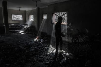 Palästinenser inspizieren die Schäden an einem Haus
