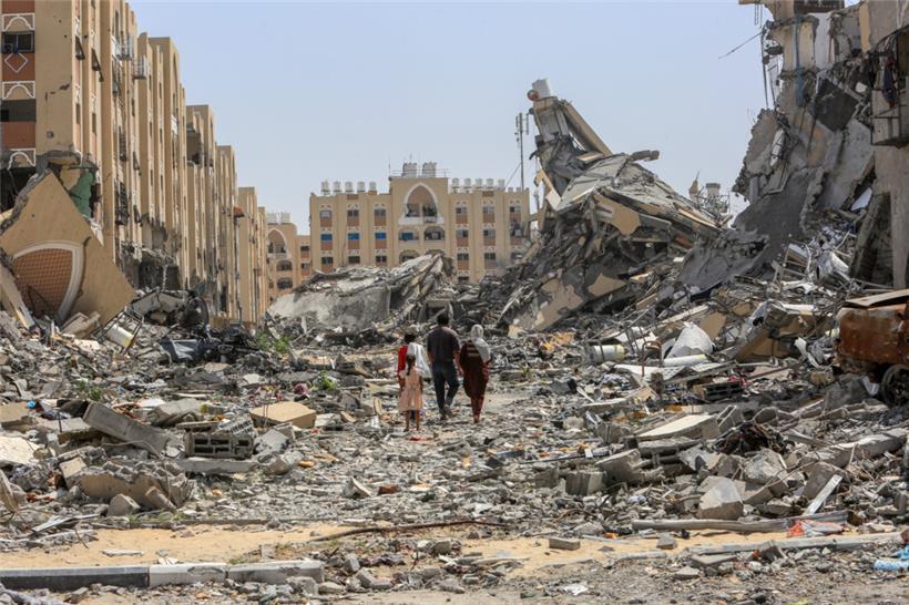 Palästinenser inspizieren ihre zerstörten Häuser in Hamad Town, nachdem sie nach dem Rückzug der israelischen Armee zurückgekehrt sind. Die Stadt ist, wie fast der gesamte Gazastreifen, massiv zerstört
