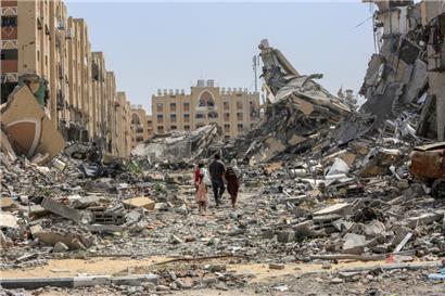 Palästinenser inspizieren ihre zerstörten Häuser in Hamad Town, nachdem sie nach dem Rückzug der israelischen Armee zurückgekehrt sind. Die Stadt ist, wie fast der gesamte Gazastreifen, massiv zerstört

