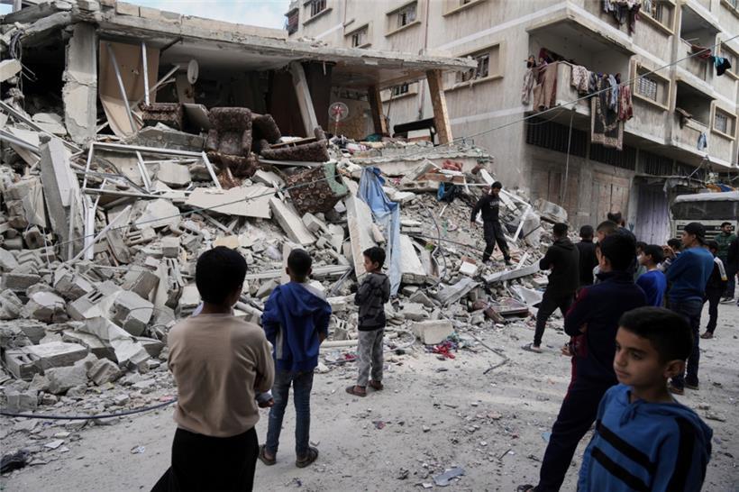 Palästinenser schauen auf die Schäden nach einem Luftangriff der israelischen Armee in Gaza-Stadt
