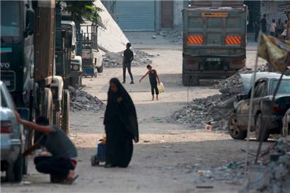 Palästinenser transportieren am 22. Juli inmitten des anhaltenden Konflikts Wasserbehälter, die an einer nahe gelegenen Versorgungsstelle in Khan Yunis im südlichen Gazastreifen aufgefüllt wurden
