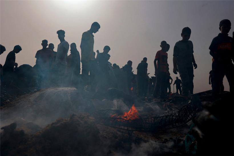 Palästinenser versammeln sich am Ort eines israelischen Angriffs auf ein Flüchtlingslager in Rafah
