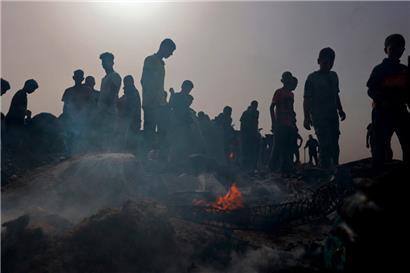 Palästinenser versammeln sich am Ort eines israelischen Angriffs auf ein Flüchtlingslager in Rafah
