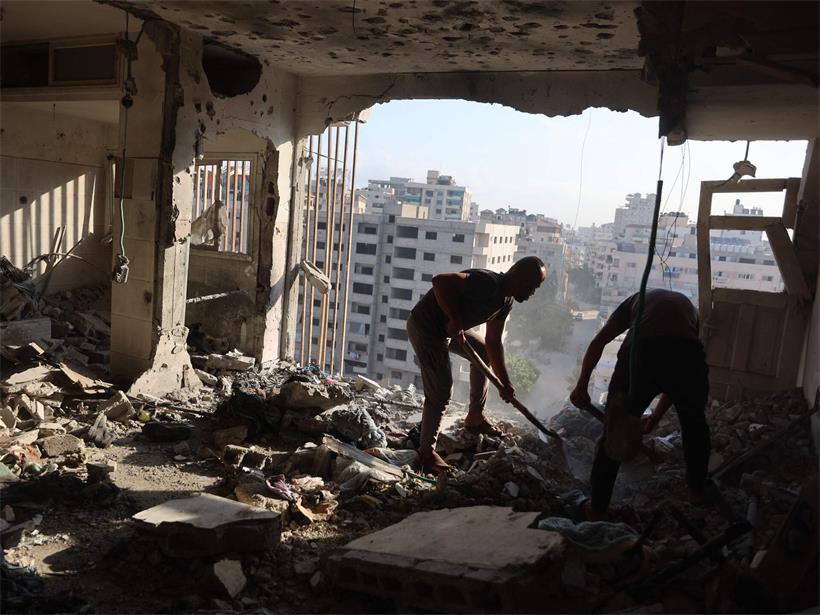 Palästinensische Anwohner durchforsten eine Wohnung, die in der Nacht vom 2. August in Gaza-Stadt Ziel israelischer Luftangriffe war