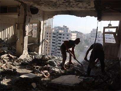 Palästinensische Anwohner durchforsten eine Wohnung, die in der Nacht vom 2. August in Gaza-Stadt Ziel israelischer Luftangriffe war