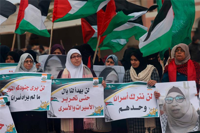 Palästinensische Frauen demonstrierten gestern aus Solidarität mit in Israel inhaftierten Palästinensern, deren Haftbedingungen verschärft wurden
