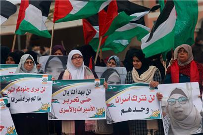 Palästinensische Frauen demonstrierten gestern aus Solidarität mit in Israel inhaftierten Palästinensern, deren Haftbedingungen verschärft wurden
