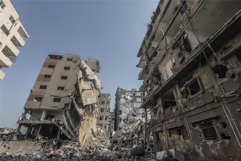 Palästinensische Gebiete, Tel al-Hawa: Gebäude liegen nach einem israelischen Angriff auf das Viertel Tel al-Hawa in Trümmern. 
