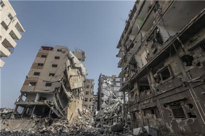 Palästinensische Gebiete, Tel al-Hawa: Gebäude liegen nach einem israelischen Angriff auf das Viertel Tel al-Hawa in Trümmern. 
