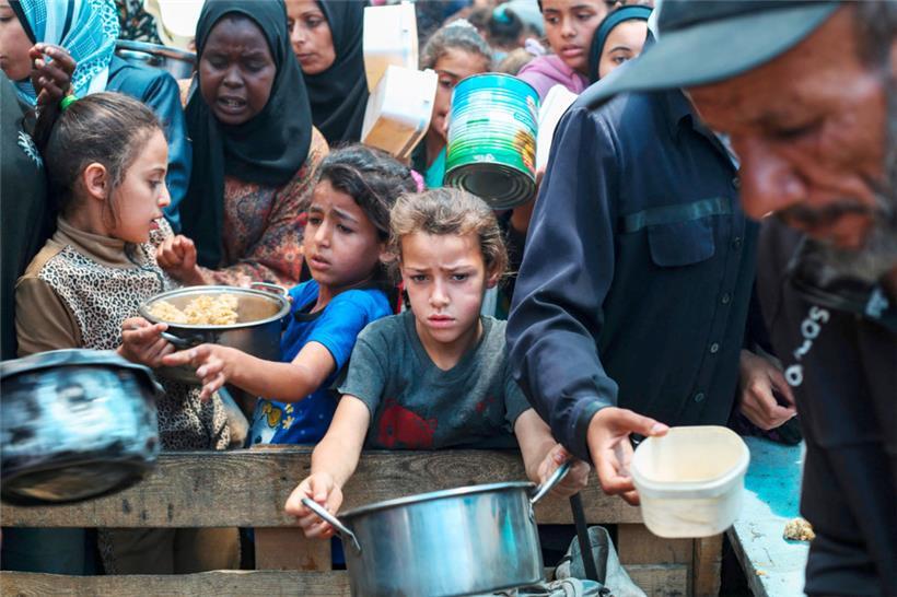 Palästinensische Kinder in einer Suppenküche in Gaza: Die meisten EU-Staaten sind der Ansicht, dass Israel seiner Verpflichtung, die Menschenrechte einzuhalten, im Gazastreifen nicht nachkommt
