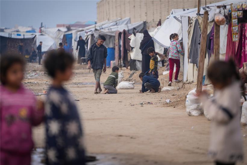 Palästinensische Kinder spielen in einem Zeltlager für vertriebene Palästinenser in Deir al-Balah im zentralen Gazastreifen

