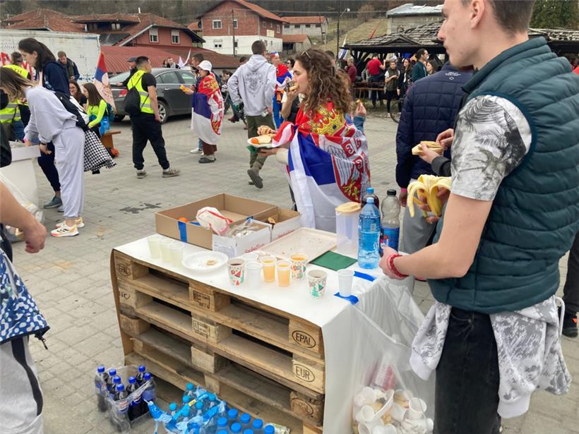 Paletten als Proviantbuffet: Demonstranten bei einer Marschpause im serbischen Dorf Brdjani
