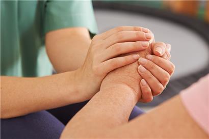 Palliativmedizin und Palliativpflege bestehen aus mehr als nur Händehalten. Beide sind ganzheitlich ausgelegt.
