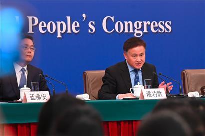 Pan Gongsheng, (r), Gouverneur der chinesischen Zentralbank, spricht vor Journalisten. Die chinesische Zentralbank hat mehrere Konjunkturmaßnahmen zur Stärkung der geschwächten Wirtschaft angekündigt.
