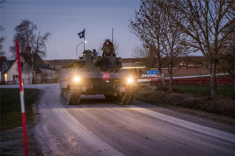 Panzer-Patrouille auf einer Straße der Insel Gotland: Schwedens Militär hat seine Bereitschaft erhöht
