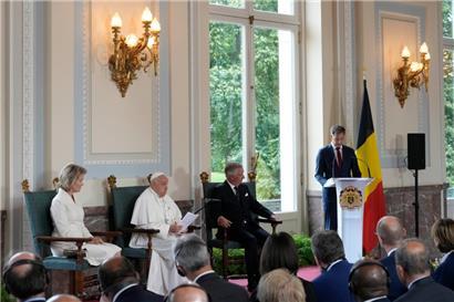 Papst Franziskus (2.v.r), Königin Mathilde (r) und König Philippe (2.v.l) während der Rede von Alexander De Croo (r), Premierminister von Belgien, in der Grande Galerie des Schlosses von Laeken
