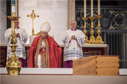 Papst Franziskus (Mitte) sitzt hinter dem Sarg des verstorbenen emeritierten Papstes Benedikt XVI. während der öffentlichen Trauermesse für den emeritierten Papst Benedikt XVI. auf dem Petersplatz. Der emeritierte Papst Benedikt XVI. starb am 31.12.2022 im Alter von 95 Jahren im Vatikan.
