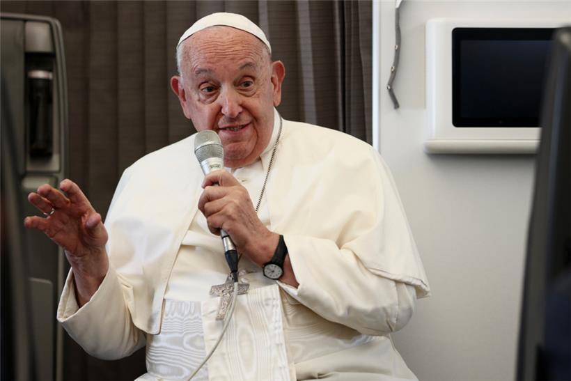 Papst Franziskus bei einer Pressekonferenz
