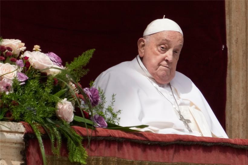 Papst Franziskus erscheint in der zentralen Loge des Petersdoms, um am Ende der von Kardinal Comastri geleiteten Ostermesse auf dem Petersplatz im Vatikan den Segen Urbi et Orbi (lateinisch für "der Stadt und der Welt") zu erteilen. 
