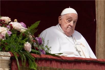 Papst Franziskus erscheint in der zentralen Loge des Petersdoms, um am Ende der von Kardinal Comastri geleiteten Ostermesse auf dem Petersplatz im Vatikan den Segen Urbi et Orbi (lateinisch für "der Stadt und der Welt") zu erteilen. 
