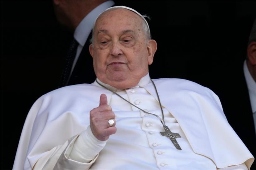 Papst Franziskus hebt den Daumen hoch, als er sich an einem Fenster der Poliklinik Agostino Gemelli in Rom zeigt
