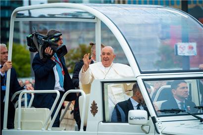 Papst Franziskus in seinem Papamobil
