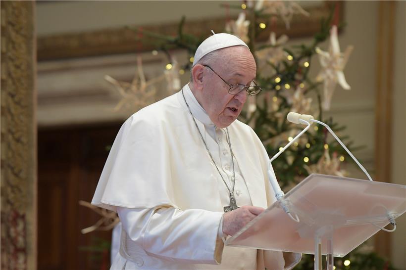 Papst Franziskus spendet in seiner Weihnachtsbotschaft den päpstlichen Segen «Urbi et orbi» und gedenkt der vielen Leidenden auf der Welt. Den Segen musste das Oberhaupt der katholischen Kirche wegen der Corona-Beschränkungen in kleinerem Kreise in der Benediktionsaula des Apostolischen Palastes spenden.
