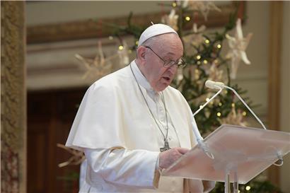 Papst Franziskus spendet in seiner Weihnachtsbotschaft den päpstlichen Segen «Urbi et orbi» und gedenkt der vielen Leidenden auf der Welt. Den Segen musste das Oberhaupt der katholischen Kirche wegen der Corona-Beschränkungen in kleinerem Kreise in der Benediktionsaula des Apostolischen Palastes spenden.
