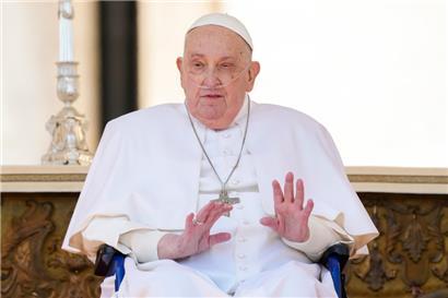  Papst Franziskus spricht am Sonntag zu den Gläubigen am Ende einer Messe auf dem Petersplatz im Vatikan, die den Kranken gewidmet ist
