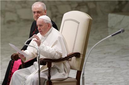 Papst Franziskus spricht bei seiner wöchentlichen Generalaudienz im Vatikan.
