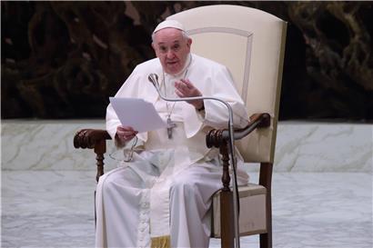 Papst Franziskus spricht während seiner wöchentlichen Generalaudienz in der Halle Paul VI. im Vatikan
