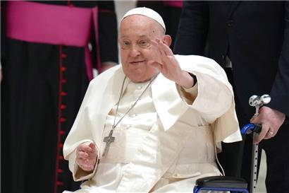 Papst Franziskus winkt, als er zu seiner wöchentlichen Generalaudienz in der Halle Paul VI. im Vatikan ankommt
