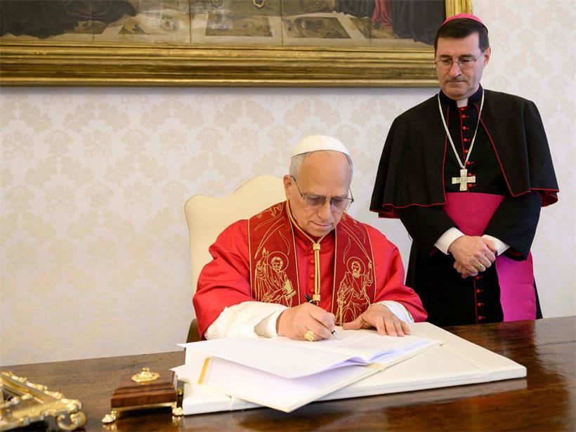 Papst Leo XIV. unterzeichnet die Enzyklika „Magnifica Humanitas“ über den Einfluss künstlicher Intelligenz.
