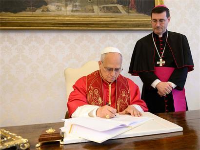 Papst Leo XIV. unterzeichnet die Enzyklika „Magnifica Humanitas“ über den Einfluss künstlicher Intelligenz.