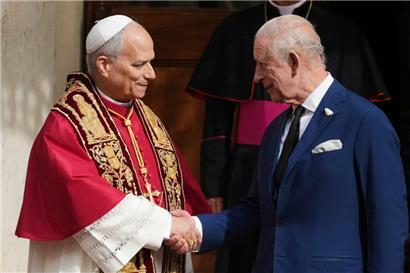 Papst Leo XIV. (l) verabschiedet sich vom britischen König Charles III. im Hof von St. Damasus im Vatikan zum Abschluss eines Staatsbesuchs

