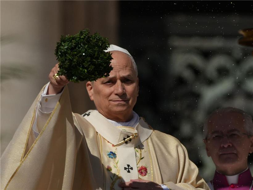 Papst Leo XIV. leitet feierliche Ostermesse auf dem Petersplatz mit versammelter Menschenmenge und festlicher Atmosphäre