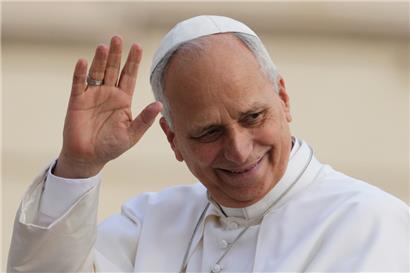 Papst Leo XIV. winkt, als er zu seiner wöchentlichen Generalaudienz auf dem Petersplatz im Vatikan eintrifft
