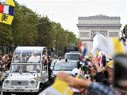 Papst Leo XIV. winkt der Menschenmenge auf den Champs-Élysées
