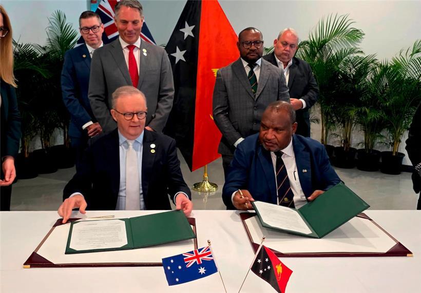 Papua-Neuguineas Premierminister James Marape (r.) und sein australischer Amtskollege Anthony Albanese haben in Port Moresby lediglich eine Erklärung unterzeichnet – aus dem erwarteten Verteidigungsabkommen wird einstweilen nichts
