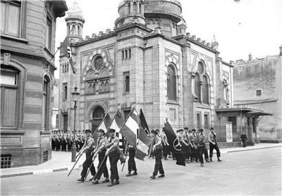Nazistische Parade vor Synagoge in Luxemburg-Stadt 1941 während des Zweiten Weltkriegs