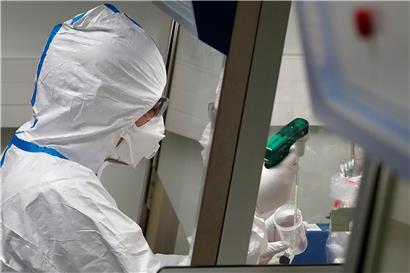 Paris: Ein Laborwissenschaftler arbeitet im Institut Pasteur mit Proben von Patienten, die mit dem Coronavirus infiziert sind. 

