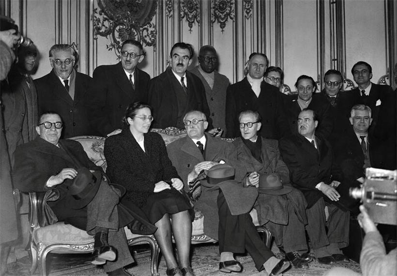 Paris, décembre 1946. De g. à d.: assis: Félix Gouin, Andrée Viénot, Léon Blum, Guy Mollet, Augustin Laurent, Marcel-Edmond Naegelen; debout: Paul Béchard, Paul Ramadier, Jules Moch, André Philip, Amadou Lamine-Gueye, Eugène Thomas, Albert Gazier, Daniel Mayer, Jean Biondi et Max Lejeune.
