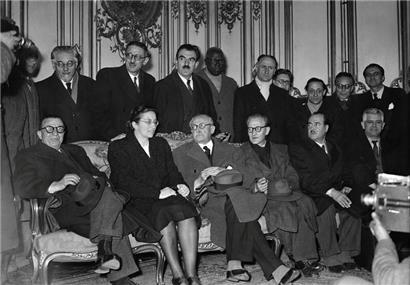 Paris, décembre 1946. De g. à d.: assis: Félix Gouin, Andrée Viénot, Léon Blum, Guy Mollet, Augustin Laurent, Marcel-Edmond Naegelen; debout: Paul Béchard, Paul Ramadier, Jules Moch, André Philip, Amadou Lamine-Gueye, Eugène Thomas, Albert Gazier, Daniel Mayer, Jean Biondi et Max Lejeune.
