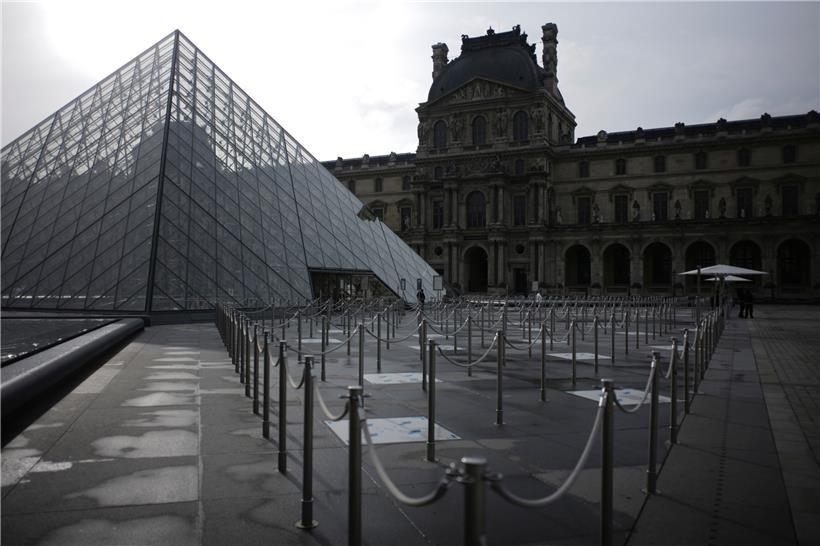 Paris – wie eine Geisterstadt: Der leere Innenhof des Louvre-Museums am 14. Oktober
